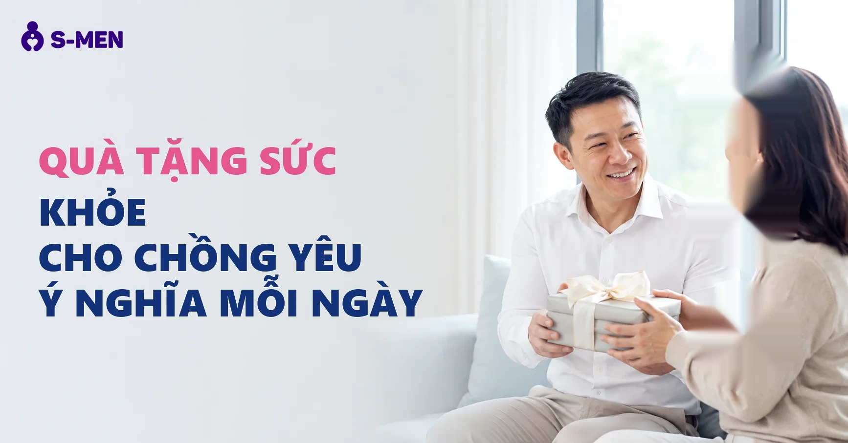 Người đàn ông trung niên mỉm cười nhận hộp quà từ vợ ở nhà