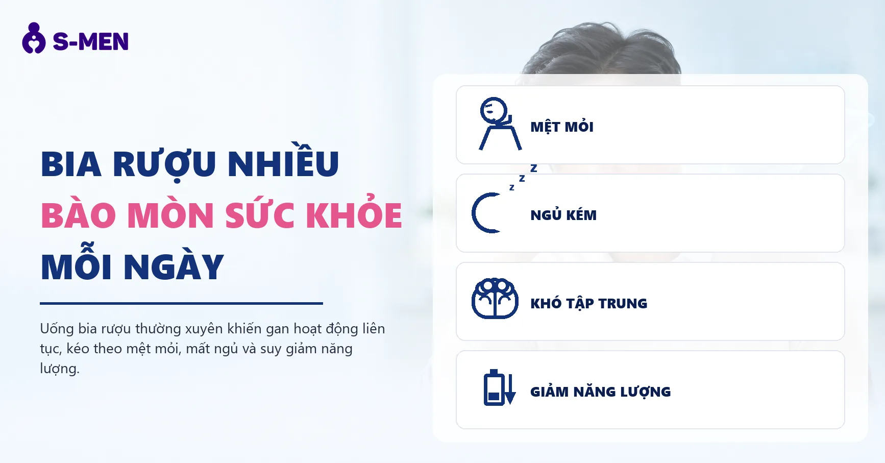 Người đàn ông mệt mỏi bên ly rượu, đồ hoạ gan mờ phía sau