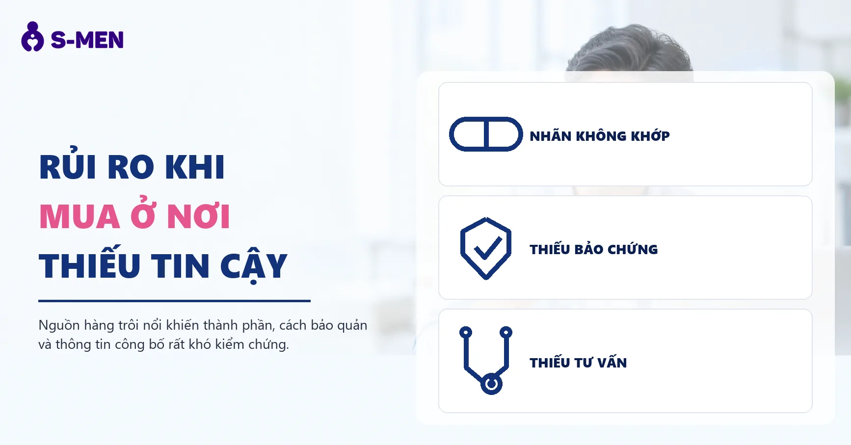 người đàn ông đọc nhãn sản phẩm bên laptop, đồ hoạ tem xác thực mờ phía sau