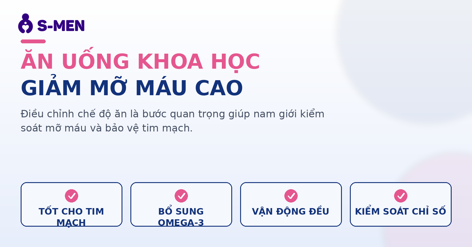 Người đàn ông trung niên cầm đĩa salad rau xanh, nền bếp sáng